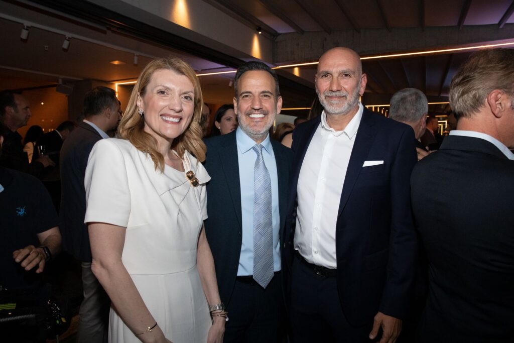 Από αριστερά προς τα δεξιάΗ Πρόεδρος ΣΚΕΕ & CEO Tototheo Global κα. Δέσποινα Παναγιώτου-Θεοδοσίου, ο Co-CEO Tototheo Global κος Σωκράτης Θεοδοσίου και ο Founder & CEO Green Olive Films κος Σίμος Μαγγανής
