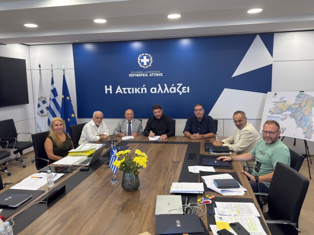 την αναβάθμιση του κλειστού γυμναστηρίου «Μίλων» υπέγραψαν ο Περιφερειάρχης Αττικής, Νίκος Χαρδαλιάς, και ο πρόεδρος του συλλόγου, Μιχάλης Σακελλαρίδης.