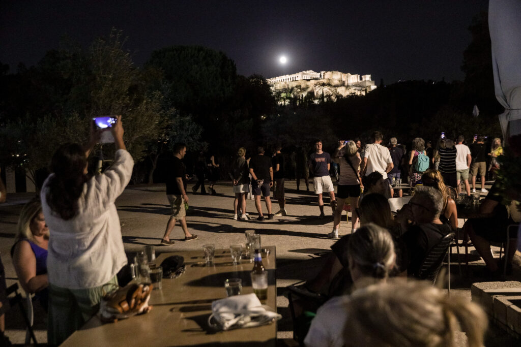 Η Πανσέληνος του Αυγούστου πάνω απο την Ακρόπολη. Σάββατο 9 Αυγούστου 2025 (ΓΙΑΝΝΗΣ ΠΑΝΑΓΟΠΟΥΛΟΣ/EUROKINISSI)