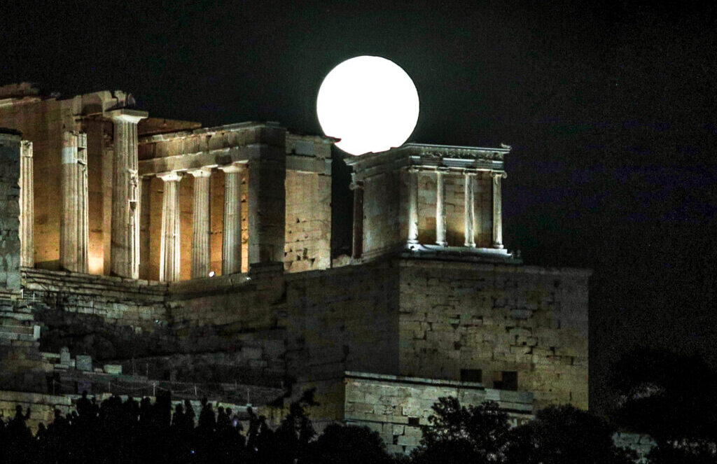 Η Πανσέληνος του Αυγούστου πάνω απο την Ακρόπολη. Σάββατο 9 Αυγούστου 2025 (ΓΙΑΝΝΗΣ ΠΑΝΑΓΟΠΟΥΛΟΣ/EUROKINISSI)