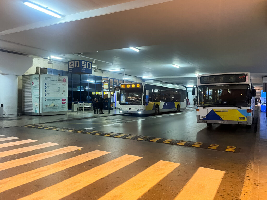 Λεωφορεία σε νυχτερινή διαδρομή 