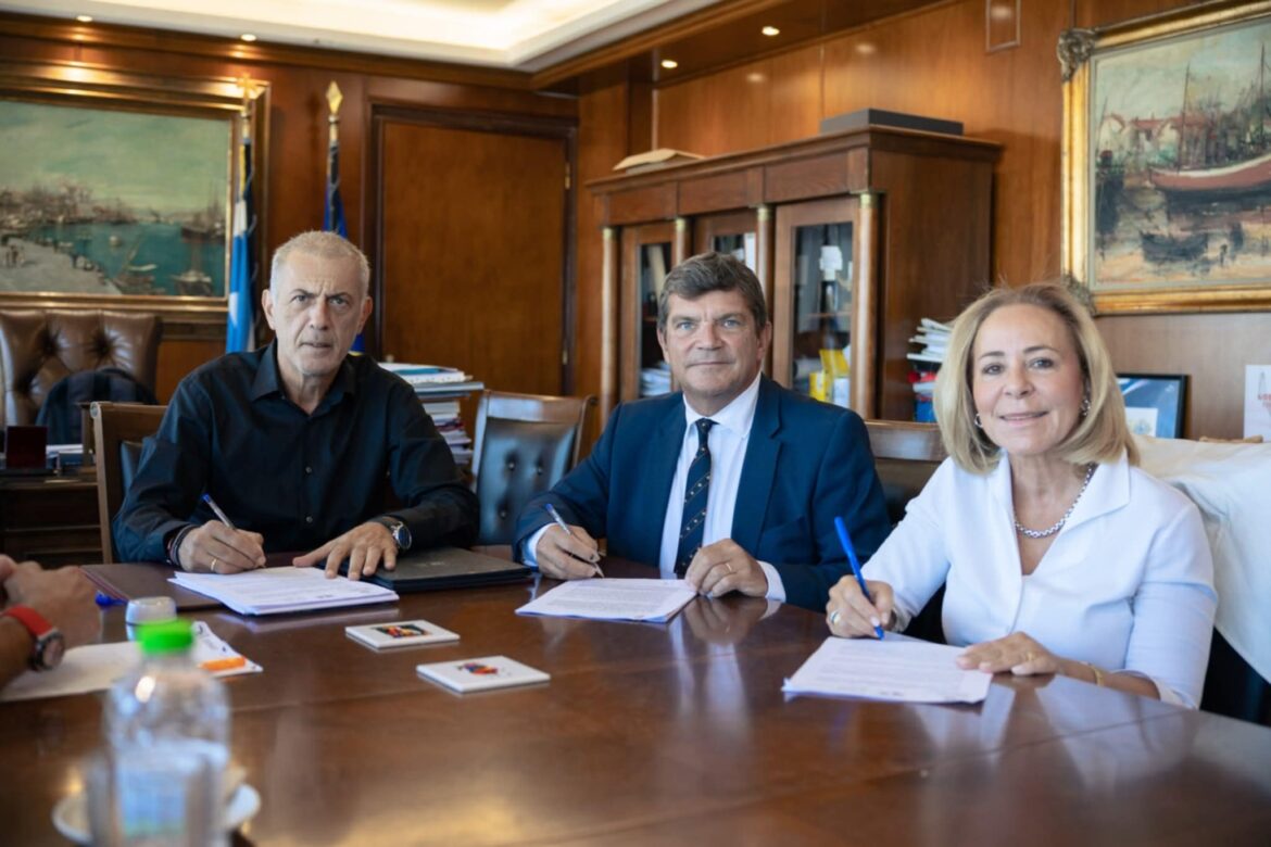 Ο δήμαρχος Πειραιά εξέφρασε την ευγνωμοσύνη του προς την Εθνική Τράπεζα για τη συνεργασία που έχει αναπτυχθεί όλα αυτά τα χρόνια. Πηγή: Γιάννης Μώραλης