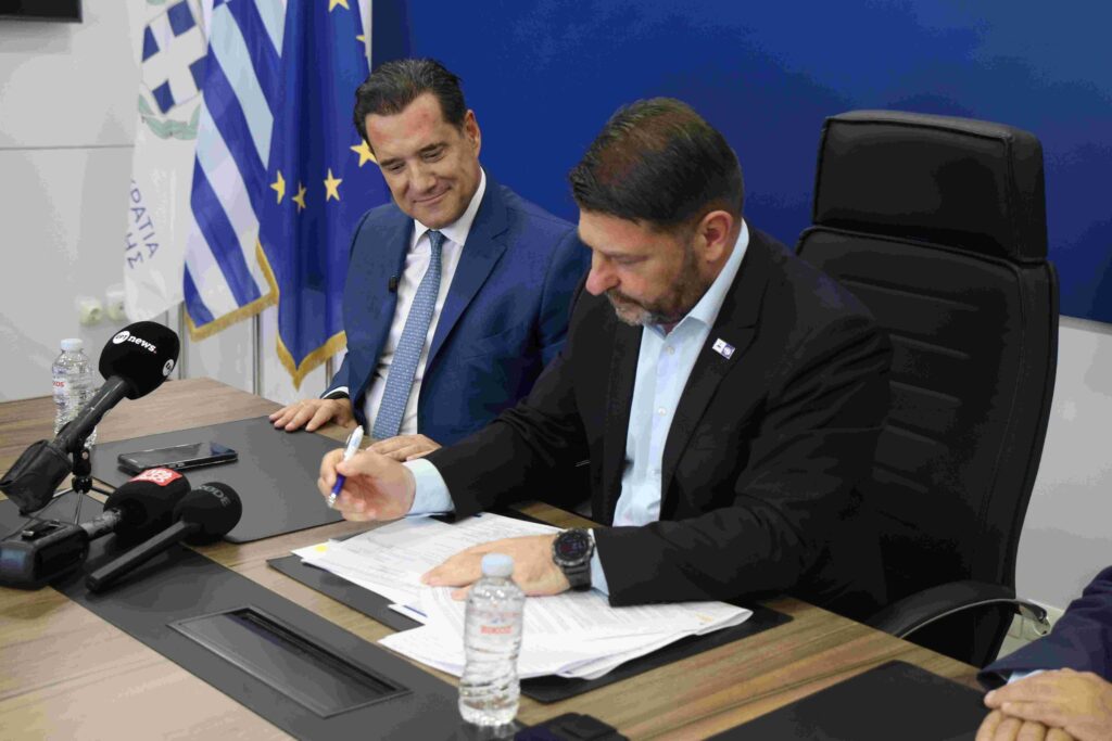 Ο Περιφερειάρχης Αττικής Νίκος Χαρδαλιάς και ο Υπουργός Υγείας Άδωνις Γεωργιάδης υπογράφουν την πρόσκληση των 50 εκατ. ευρώ για νέο εξοπλισμό