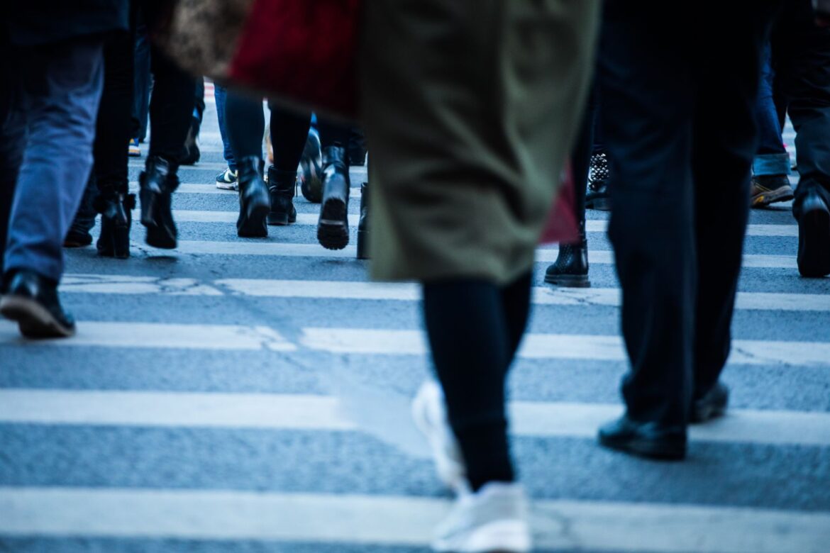 Αθήνα: κόσμος διασχίζει λεωφόρο