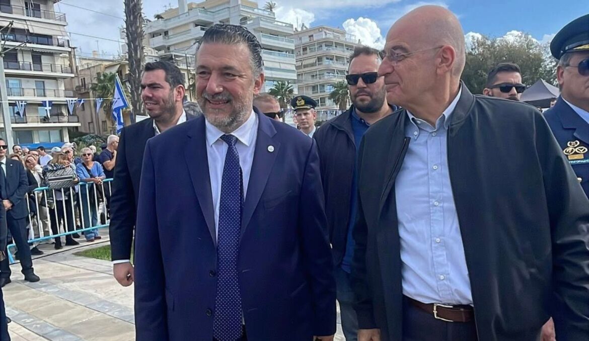 ο Δήμαρχος Παλαιού Φαλήρου Γιάννης Φωστηρόπουλος με τον Υπουργό Εθνικής Άμυνας , Νίκο Δένδια