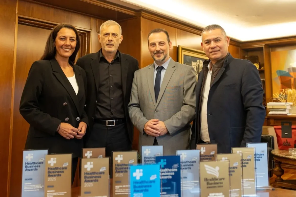 ο Δήμαρχος Πειραιά Γιάννης Μώραλης με τον Διοικητή του νοσοκομείου Μεταξά Σαράντο Ευσταθόπουλο και οι Αντιδήμαρχοι Ανδριάνα Ζαρακέλη και Γρηγόρης Καψοκόλης
