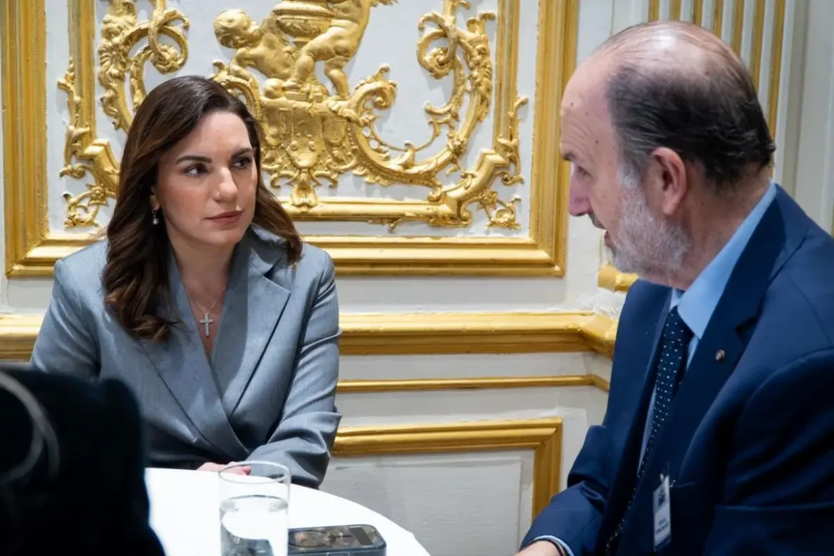 Η Όλγα Κεφαλογιάννη κατά τη διάρκεια συνάντησης στη Νέα Υόρκη. Πηγή φωτογραφίας: Υπουργείο Τουρισμού.