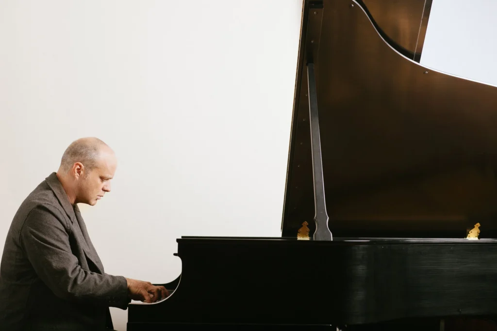 Ο John Medeski, ο πιανίστας που έχει συνδέσει το όνομά του με τους Medeski, Martin & Wood