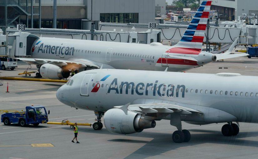Επιβατικά αεροσκάφη της «American Airlines» ετοιμάζονται για αναχώρηση, την Τετάρτη 21 Ιουλίου 2021, στο Διεθνές Αεροδρόμιο Logan της Βοστώνης. (AP Photo/Steven Senne, Αρχείο)