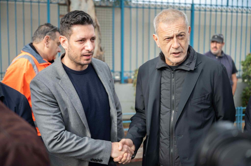 Ο δήμαρχος Πειραιά Γιάννης Μώραλης και ο αναπληρωτής υπουργός Μεταφορών Κωνσταντίνος Κυρανάκης