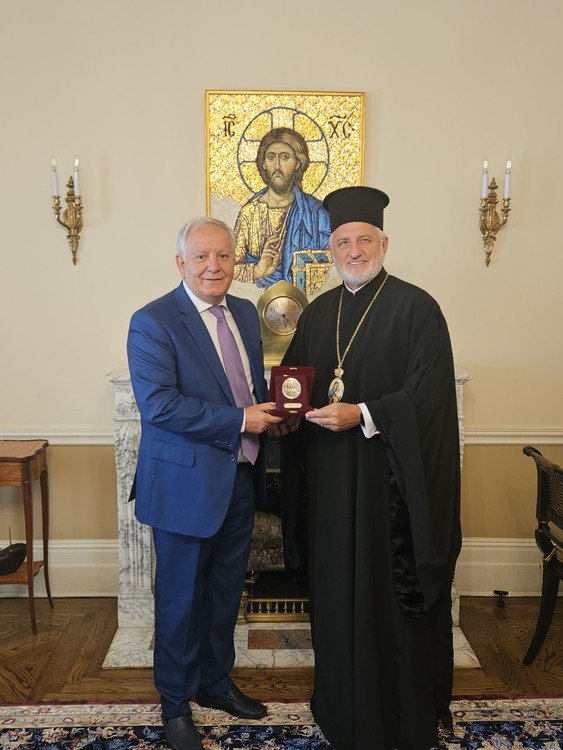 Η συνάντηση αυτή επιβεβαίωσε την πεποίθηση του Δημάρχου ότι η ελληνική πολιτεία και η αυτοδιοίκηση έχουν πολλά να ωφεληθούν από το κύρος της Αρχιεπισκοπής και τη δυναμική της ακμάζουσας Ελληνοαμερικανικής Ομογένειας.»