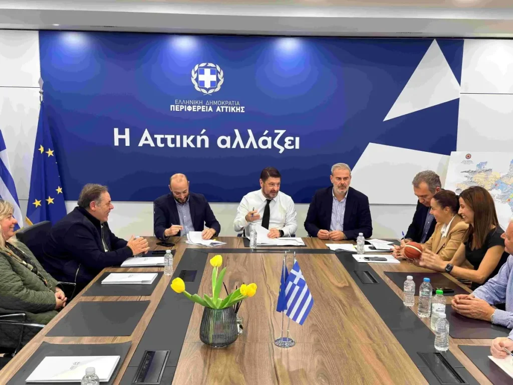 Τη σύμβαση υπέγραψαν ο Νίκος Χαρδαλιάς, ο Μάριος Ψυχάλης, ο πρόεδρος της Νέα Μητροπολιτική Αττική Α.Ε. Δημήτρης Φραγκάκης και ο διευθύνων σύμβουλος του οργανισμού Γιώργος Κορμάς.