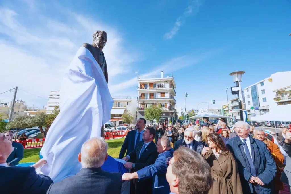 Τα απροαποκαλυπτήρια του μπρούτζινου ανδριάντα που πραγματοποιήθηκαν στην πλατεία του Δημαρχείου Ελληνικού – Αργυρούπολης ως φόρος τιμής στον Ιωάννη Καποδίστρια.