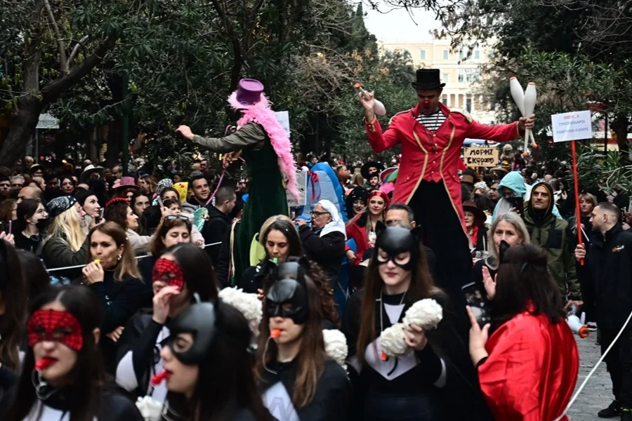 Καρναβαλιστές και κόσμος στις εκδηλώσεις για το καρναβάλι στην Αθήνα