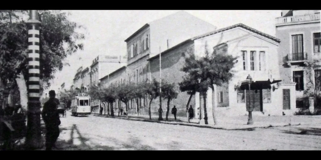 Οδός Πειραιώς 37, στις 10 Ιανουαρίου 1873, έγιναν τα εγκαίνια του Ωδείου, παρουσία του βασιλιά Γεωργίου Α’