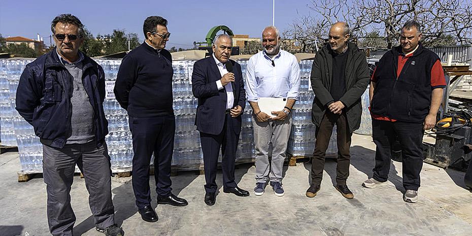 Στην πρωτοβουλία αυτή προχώρησε το Επαγγελματικό Επιμελητήριο Αθηνών λόγω της έλλειψης πόσιμου νερού που αντιμετωπίζει το νησί.
