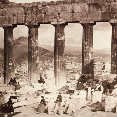 Μαθήτριες της σχολής Χιλλ στην Ακρόπολη, 1860(Φωτογραφία του πρώτου έλληνα φωτογράφου, Φίλιππου Μαργαρίτη)